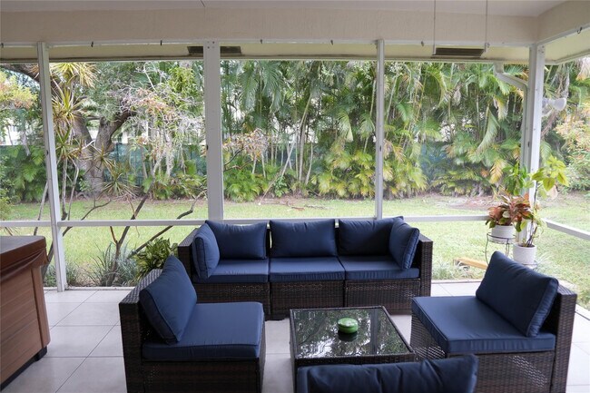 Building Photo - 821 SW 13th Ct