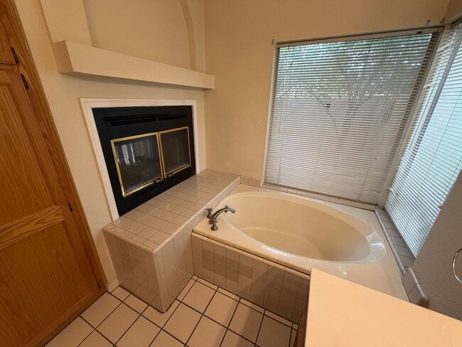 Building Photo - 837 N Oak Ct
