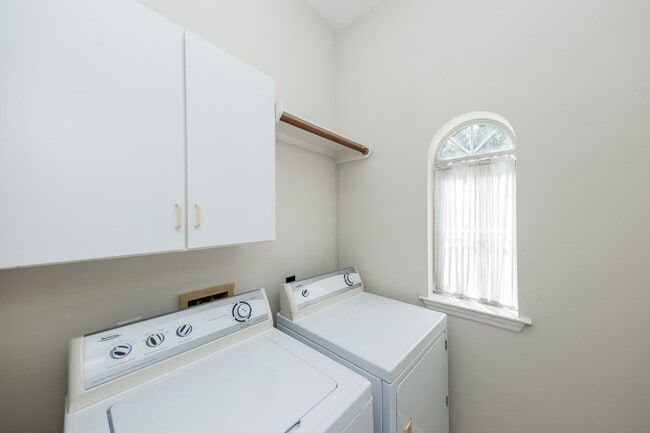 Building Photo - 703 Acacia Pl