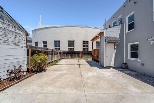 Building Photo - 1305 Walnut St