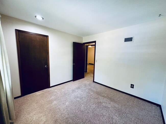 Building Photo - {12119} Spacious Home in Fantastic Locatio...