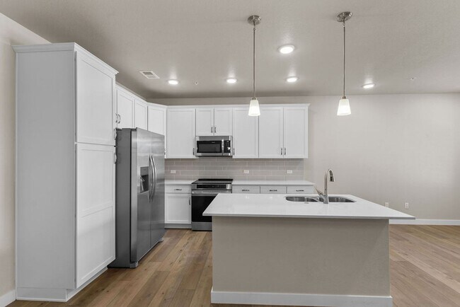Building Photo - 2 Bedroom 2 Bathroom Ground Floor Townhome in Centerra