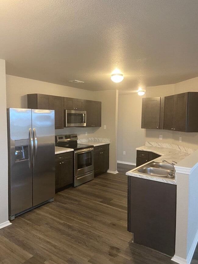 Building Photo - *St Patrick's Day Deal!* Three Bedroom | T...