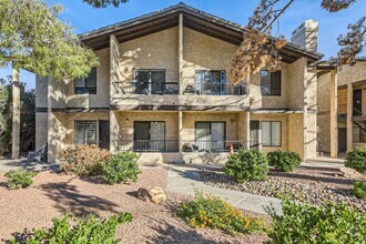 Building Photo - VINTAGE GEM steps away from community POOL!!!