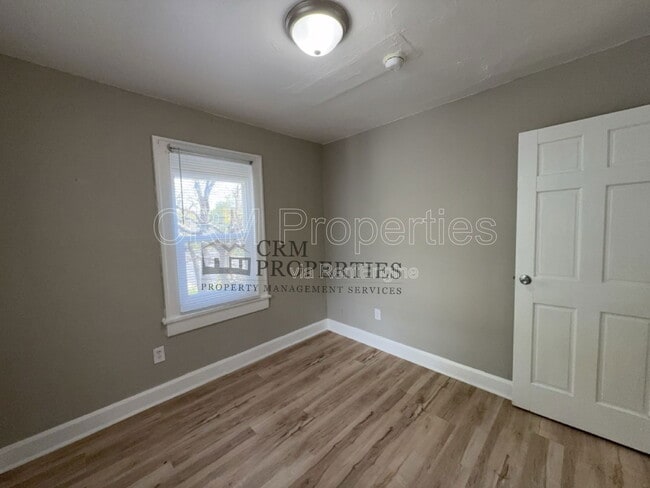 Building Photo - 301.5 N Temple Ave