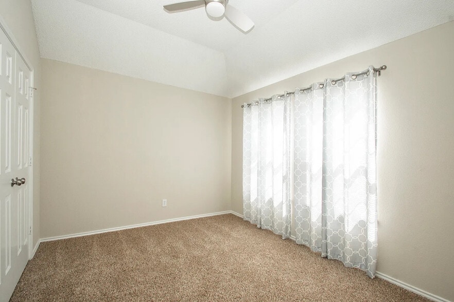 Building Photo - Room in House on Kentshire Cir