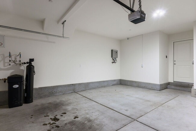 Building Photo - "Charming 3-Bedroom Townhouse with 2.5 Baths in Scenic Las Vegas Locale!"