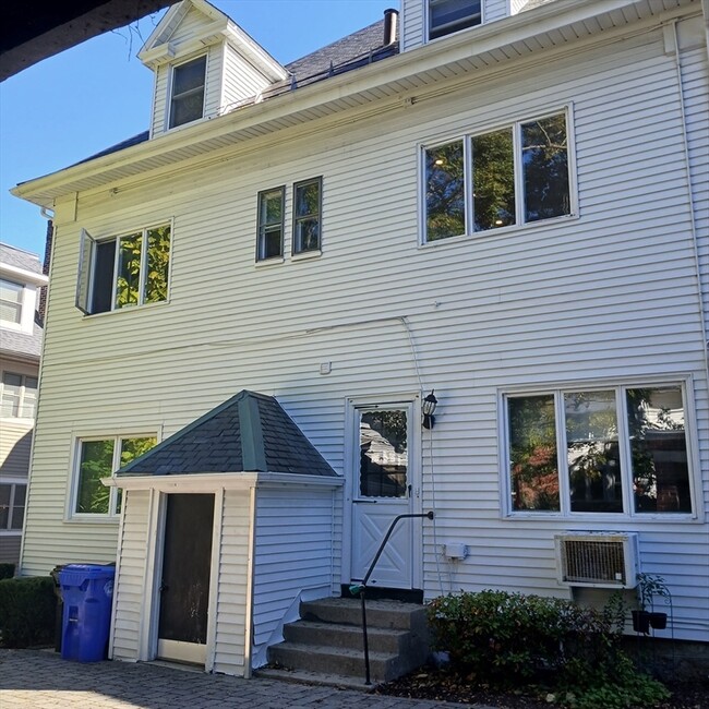 Building Photo - 132 Thorndike St