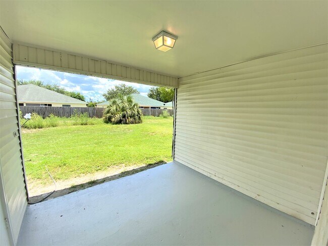 Building Photo - 1936 Sunshine Blvd