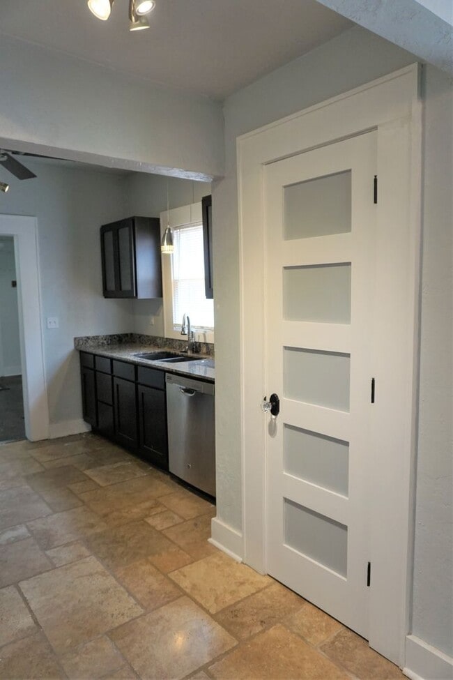 Building Photo - 2 BED 1 BATH DUPLEX MESTA PARK