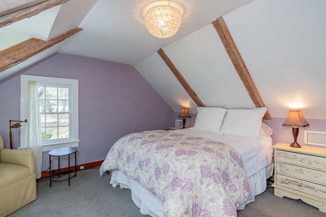 Building Photo - 134 Three Mile Harbor Rd