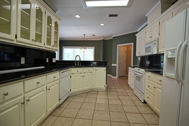 Building Photo - 212 North Cir