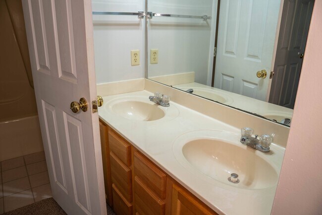 Building Photo - 100 N Rdg Dr