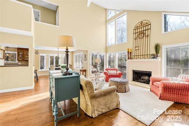 Building Photo - 2900 Hanson Dr