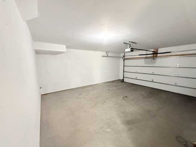 Building Photo - 10515 Pond Curve