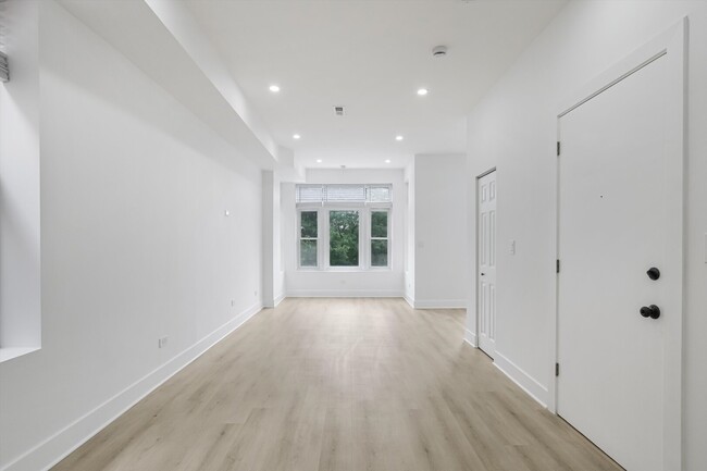 Building Photo - 1114 N Wolcott Ave