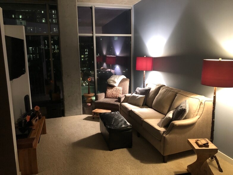 Building Photo - 1700 Bassett St