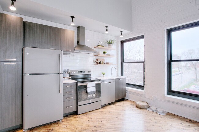 Building Photo - HUGE Apartment Available at Farnam Hill Lo...