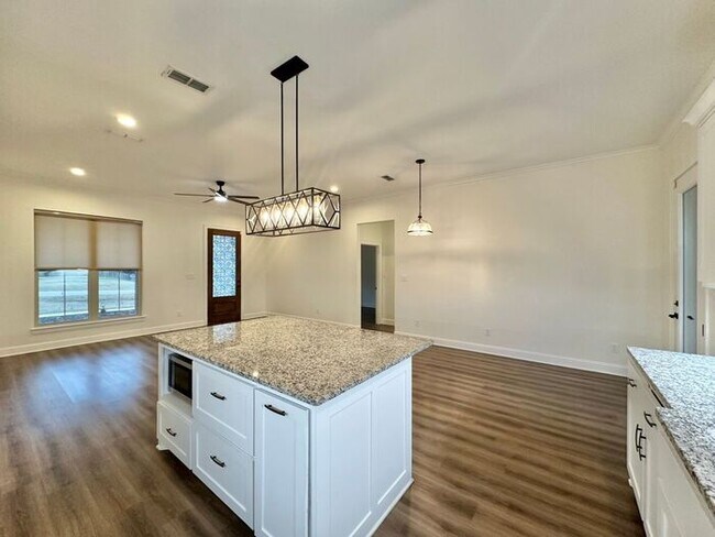 Building Photo - Stunning 3/2/2 on the Outskirts of Lindale!