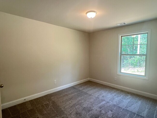 Building Photo - Beautifully Done & Brand New 4BD/2.5 Home in Jones Co.