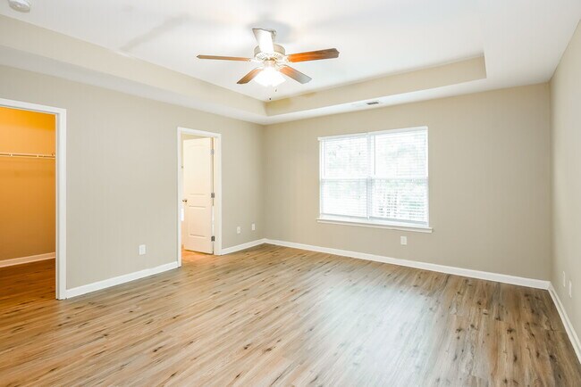 Building Photo - 48 Crescent Chase