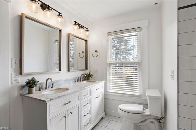 Building Photo - 227 James St