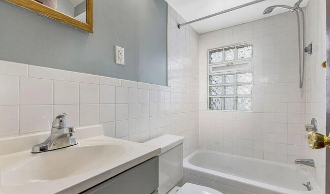 Building Photo - Spacious 4-Bed Gem in Prime Cincinnati Location – Freshly Updated!