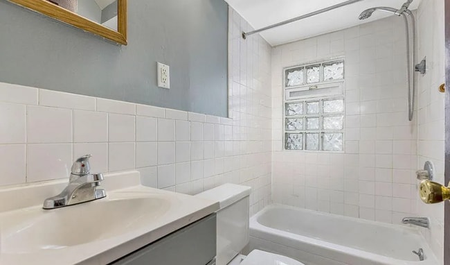 Building Photo - Spacious 5-Bed Gem with 2 Kitchens in Prime Cincinnati Location – Freshly Updated!