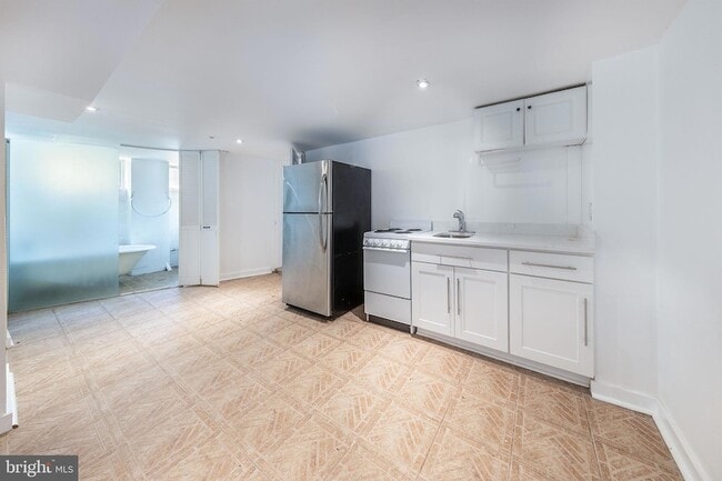 Building Photo - 2804 McKinley St NW