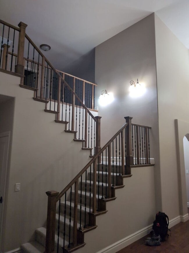 Building Photo - PET FRIENDLY -Spacious 6 Bedroom Home in St. George