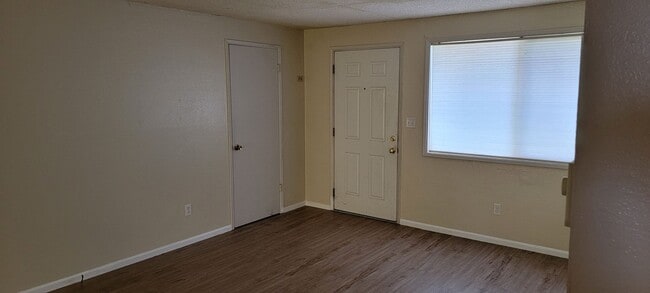 Building Photo - CUTE SINGLE LEVEL DUPLEX - CASCADE PARK