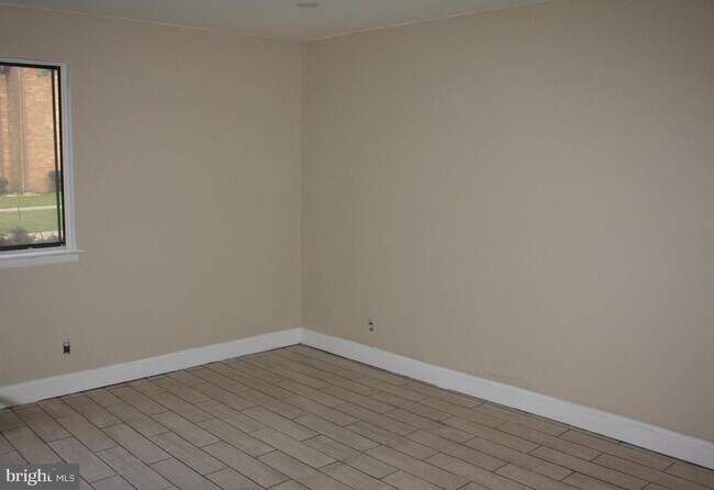 Building Photo - 115 E Kings Hwy