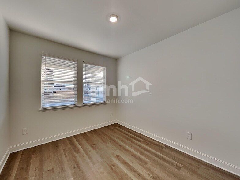 Building Photo - 209 Chase Ln