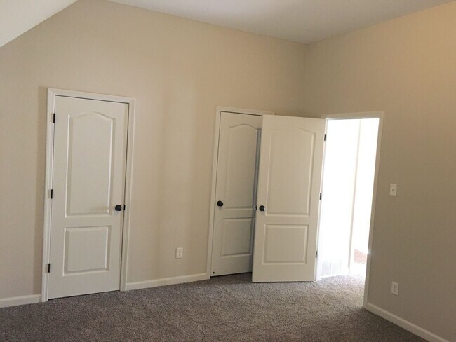 Building Photo - Beautiful 4br Lakeland home with a HUGE bonus room! Over 3300 sq ft! Pets are owner's approval, f...