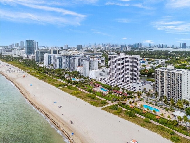 Building Photo - 2555 Collins Ave