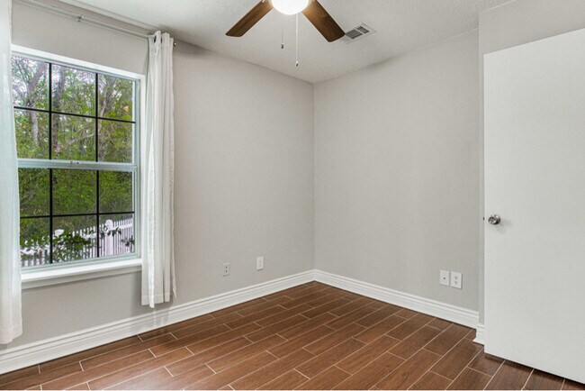Building Photo - 3420 Riverside Dr