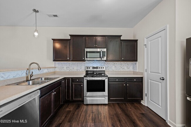 Building Photo - 110 Jaydn Dr E