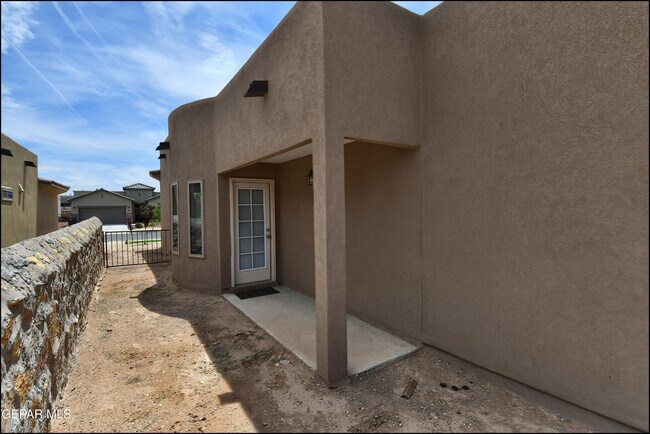 Building Photo - 621 Cedarwood Ave