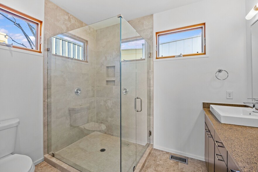 Building Photo - 909A Westbrook Dr