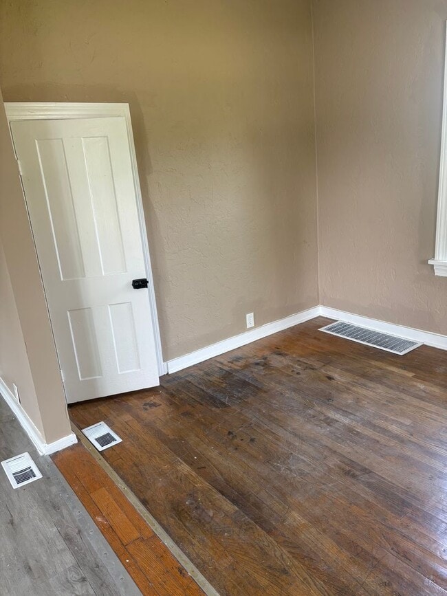 Building Photo - Section 8 welcome, 4bd 2 bath