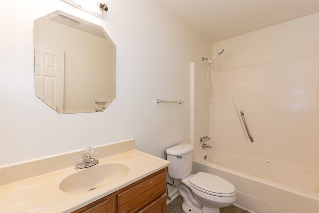 Building Photo - Two Bedroom Home!