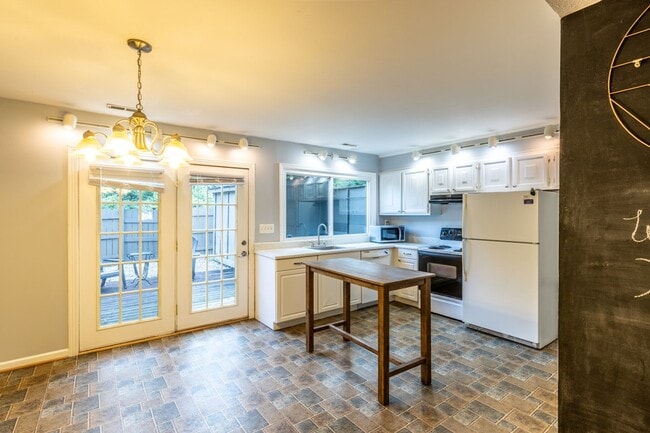 Building Photo - 110 Woodlake Dr