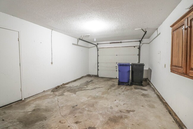 Building Photo - Cozy & Updated