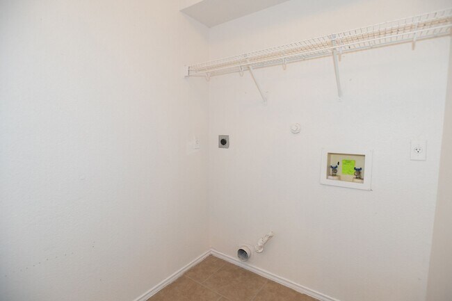 Building Photo - Nestled in Round Rock neighborhood.