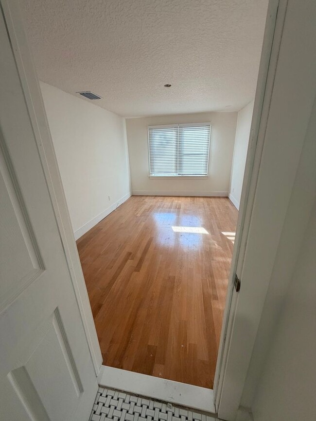 Building Photo - 831 Floral Dr