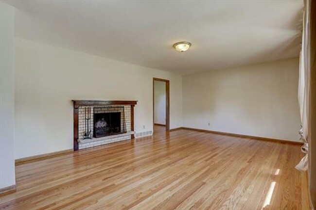 Building Photo - 3 Bedroom 1.5 Bath Single Family Home in H...