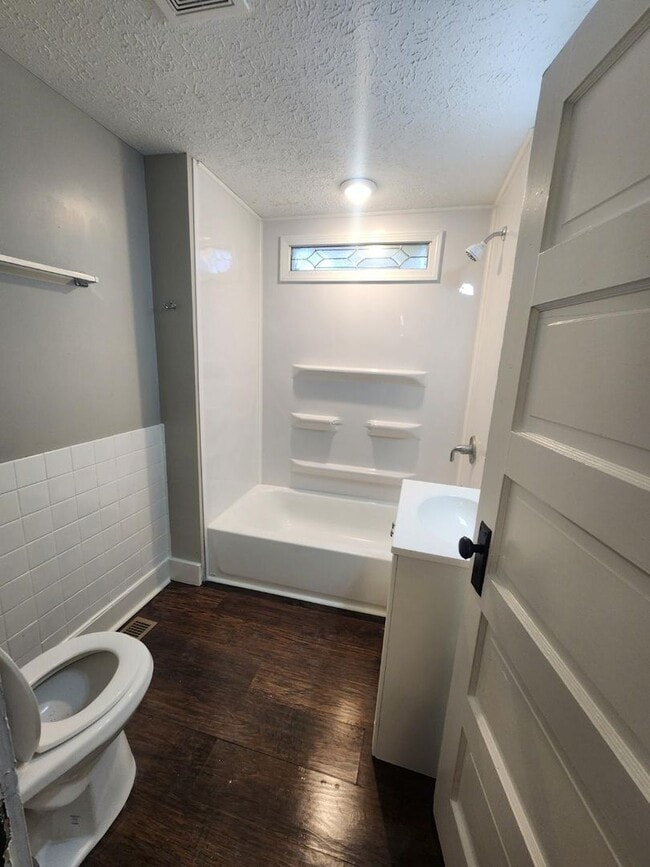Building Photo - Spacious 3 Bedroom Duplex Near 10th and Sh...