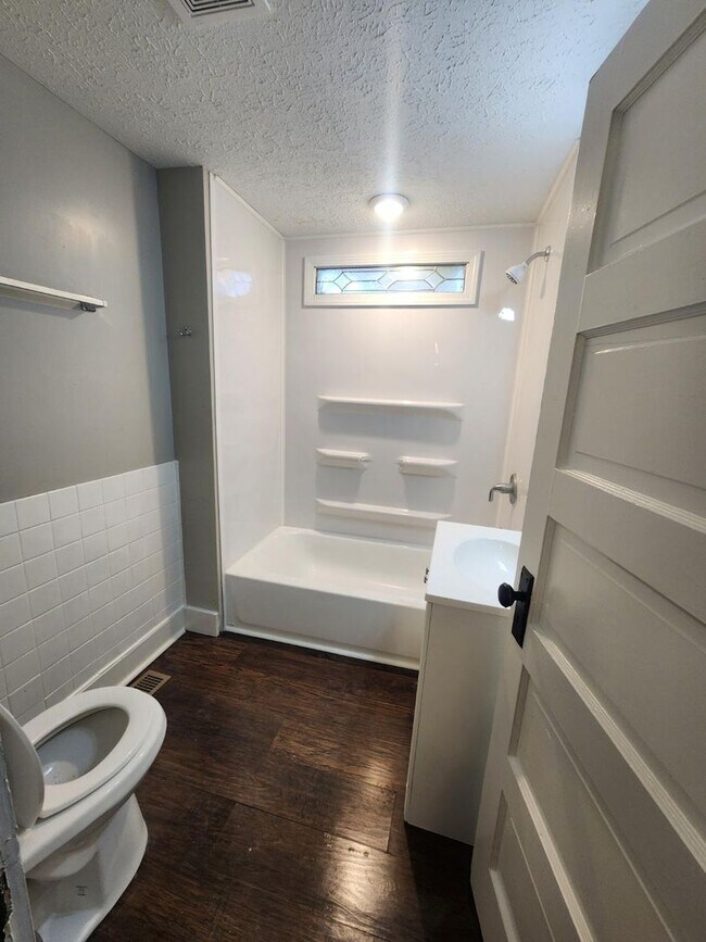 Building Photo - Spacious 3 Bedroom Duplex Near 10th and Sherman Dr.