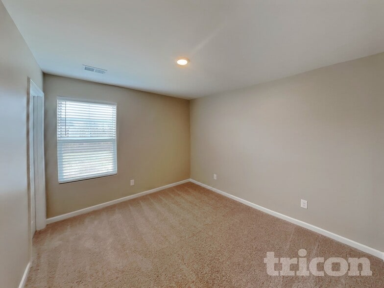 Building Photo - 247 W Millbrook Dr
