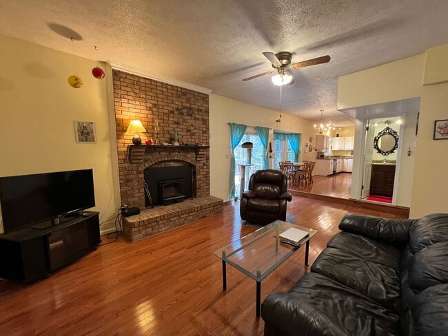 Building Photo - Spectacular 3 Bed 3.5 Bath Brick Home in Scenic Riverview Estates